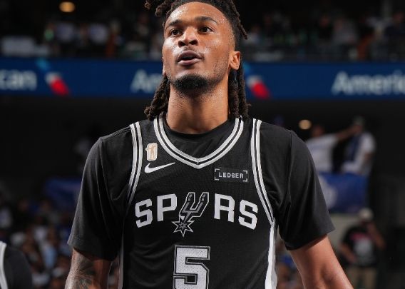 卡斯尔：与库里对位难度很大，很意外能与文班亚马同砍三双